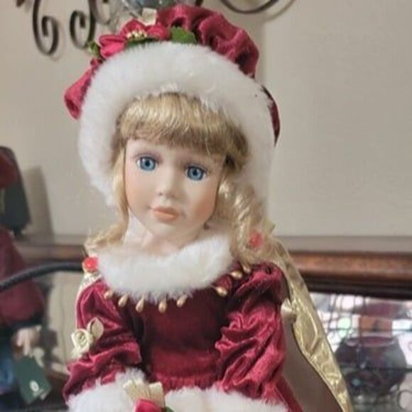 Heritage Signature Collection, VTG Christmas Holiday Doll New w box COA & Stand